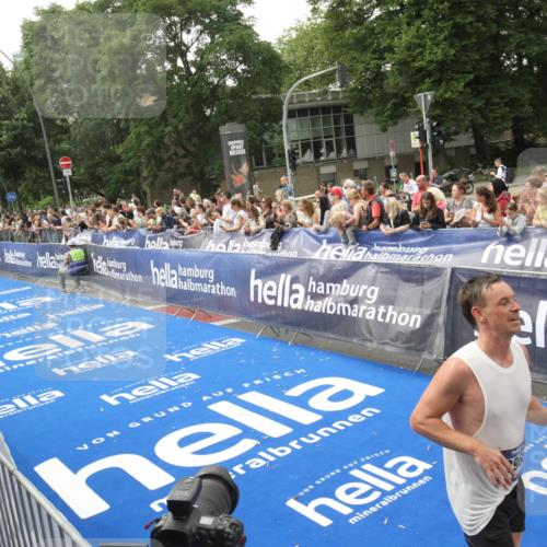 29.06.2025 - hella hamburg halbmarathon Michael Strokosch http://msf.ph/oto/8536709 29.06.2025 10:28:50 Ziel  meine-sportfotos.de