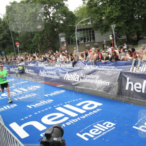 29.06.2025 - hella hamburg halbmarathon Michael Strokosch http://msf.ph/oto/8536711 29.06.2025 10:28:51 Ziel  meine-sportfotos.de