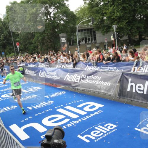 29.06.2025 - hella hamburg halbmarathon Michael Strokosch http://msf.ph/oto/8536713 29.06.2025 10:28:51 Ziel  meine-sportfotos.de