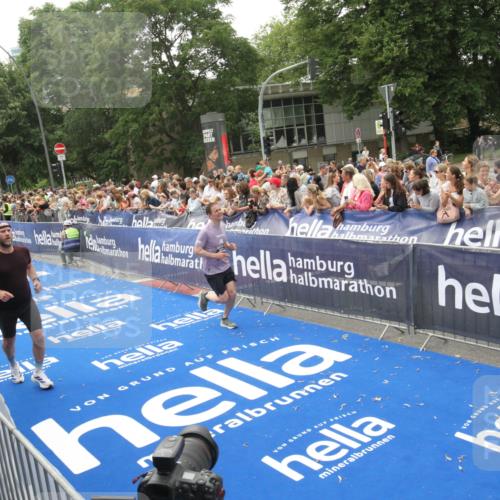 29.06.2025 - hella hamburg halbmarathon Michael Strokosch http://msf.ph/oto/8536717 29.06.2025 10:46:56 Ziel  meine-sportfotos.de