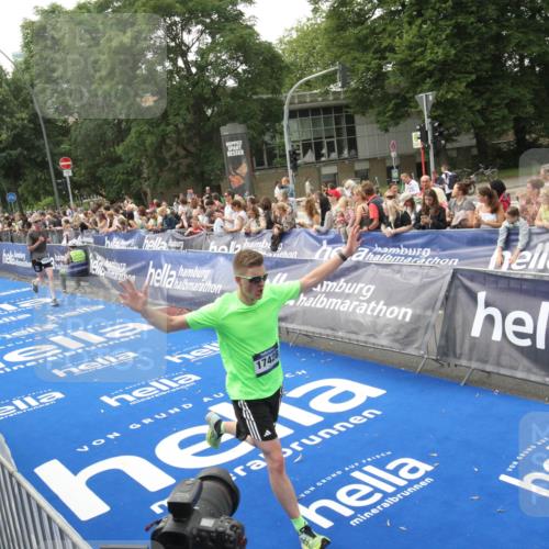 29.06.2025 - hella hamburg halbmarathon Michael Strokosch http://msf.ph/oto/8536718 29.06.2025 10:28:52 Ziel  meine-sportfotos.de