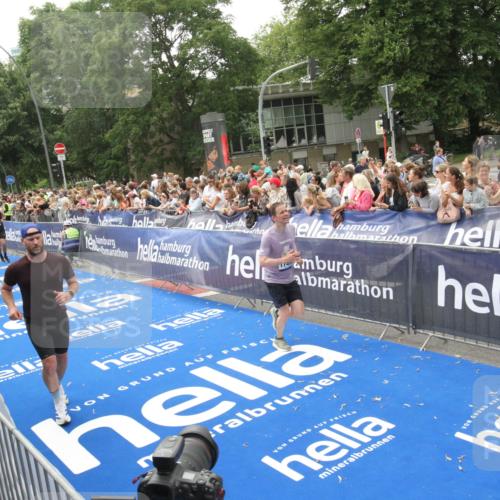 29.06.2025 - hella hamburg halbmarathon Michael Strokosch http://msf.ph/oto/8536719 29.06.2025 10:46:57 Ziel  meine-sportfotos.de