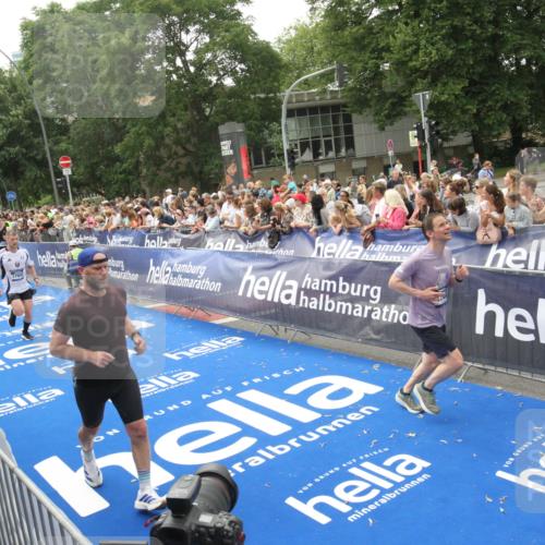 29.06.2025 - hella hamburg halbmarathon Michael Strokosch http://msf.ph/oto/8536721 29.06.2025 10:46:57 Ziel  meine-sportfotos.de