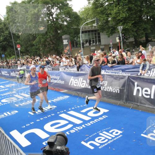 29.06.2025 - hella hamburg halbmarathon Michael Strokosch http://msf.ph/oto/8536723 29.06.2025 10:28:54 Ziel  meine-sportfotos.de