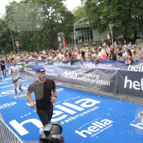 29.06.2025 - hella hamburg halbmarathon Michael Strokosch http://msf.ph/oto/8536724 29.06.2025 10:46:57 Ziel  meine-sportfotos.de