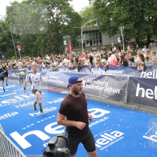 29.06.2025 - hella hamburg halbmarathon Michael Strokosch http://msf.ph/oto/8536725 29.06.2025 10:46:58 Ziel  meine-sportfotos.de