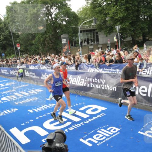 29.06.2025 - hella hamburg halbmarathon Michael Strokosch http://msf.ph/oto/8536726 29.06.2025 10:28:54 Ziel  meine-sportfotos.de