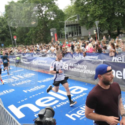29.06.2025 - hella hamburg halbmarathon Michael Strokosch http://msf.ph/oto/8536727 29.06.2025 10:46:58 Ziel  meine-sportfotos.de
