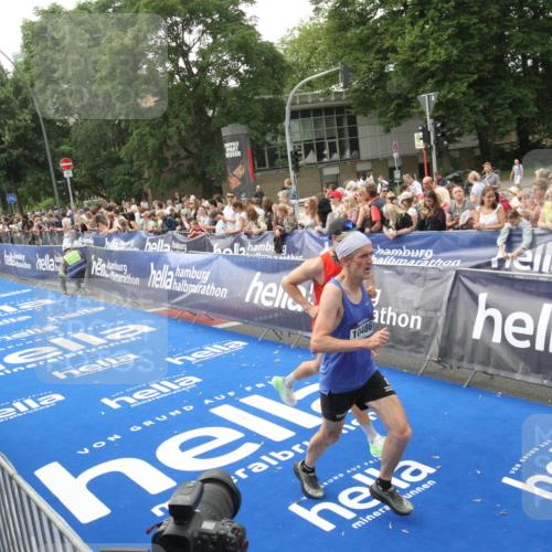 29.06.2025 - hella hamburg halbmarathon Michael Strokosch http://msf.ph/oto/8536728 29.06.2025 10:28:55 Ziel  meine-sportfotos.de