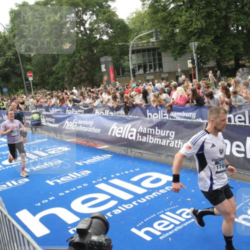 29.06.2025 - hella hamburg halbmarathon Michael Strokosch http://msf.ph/oto/8536729 29.06.2025 10:46:58 Ziel  meine-sportfotos.de