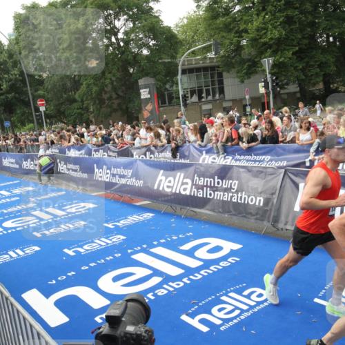 29.06.2025 - hella hamburg halbmarathon Michael Strokosch http://msf.ph/oto/8536730 29.06.2025 10:28:55 Ziel  meine-sportfotos.de