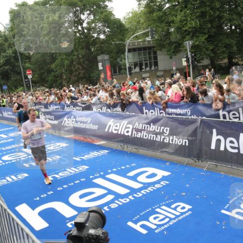 29.06.2025 - hella hamburg halbmarathon Michael Strokosch http://msf.ph/oto/8536731 29.06.2025 10:46:59 Ziel  meine-sportfotos.de