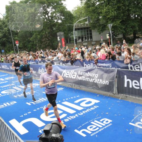 29.06.2025 - hella hamburg halbmarathon Michael Strokosch http://msf.ph/oto/8536733 29.06.2025 10:46:59 Ziel  meine-sportfotos.de