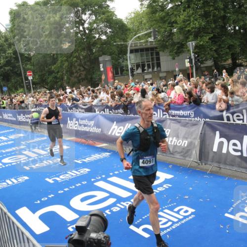 29.06.2025 - hella hamburg halbmarathon Michael Strokosch http://msf.ph/oto/8536739 29.06.2025 10:47:00 Ziel  meine-sportfotos.de
