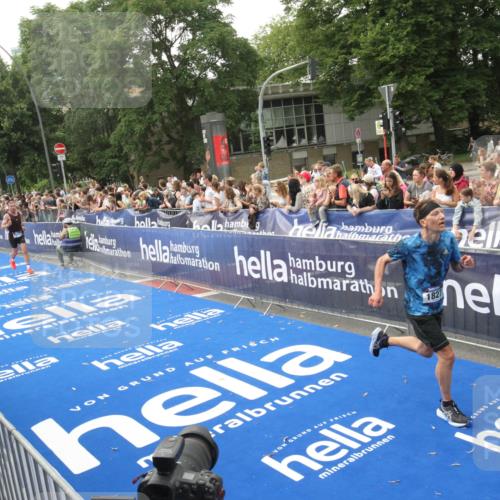 29.06.2025 - hella hamburg halbmarathon Michael Strokosch http://msf.ph/oto/8536742 29.06.2025 10:29:03 Ziel  meine-sportfotos.de