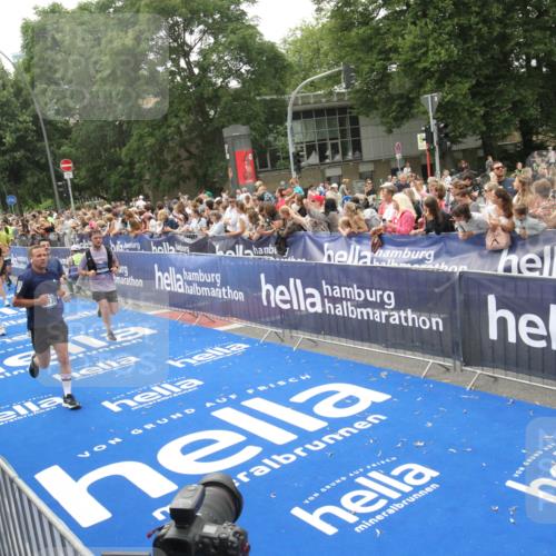 29.06.2025 - hella hamburg halbmarathon Michael Strokosch http://msf.ph/oto/8536743 29.06.2025 10:47:03 Ziel  meine-sportfotos.de