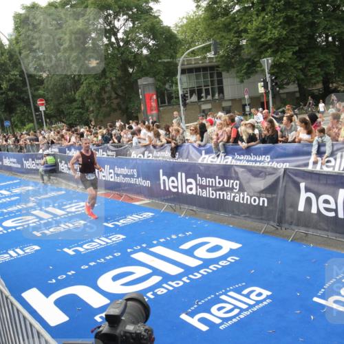 29.06.2025 - hella hamburg halbmarathon Michael Strokosch http://msf.ph/oto/8536744 29.06.2025 10:29:04 Ziel  meine-sportfotos.de