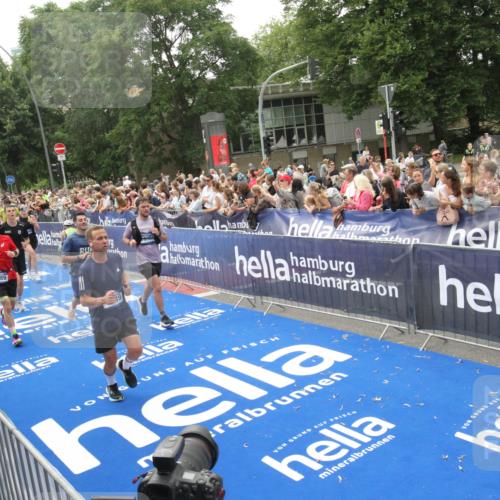 29.06.2025 - hella hamburg halbmarathon Michael Strokosch http://msf.ph/oto/8536746 29.06.2025 10:47:04 Ziel  meine-sportfotos.de