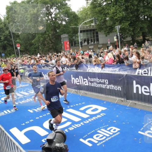 29.06.2025 - hella hamburg halbmarathon Michael Strokosch http://msf.ph/oto/8536747 29.06.2025 10:47:04 Ziel  meine-sportfotos.de