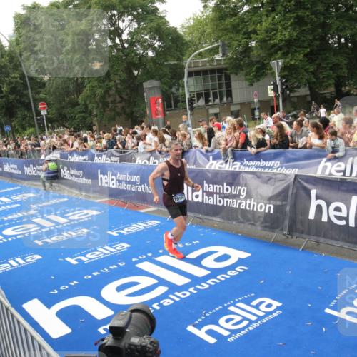 29.06.2025 - hella hamburg halbmarathon Michael Strokosch http://msf.ph/oto/8536748 29.06.2025 10:29:05 Ziel  meine-sportfotos.de