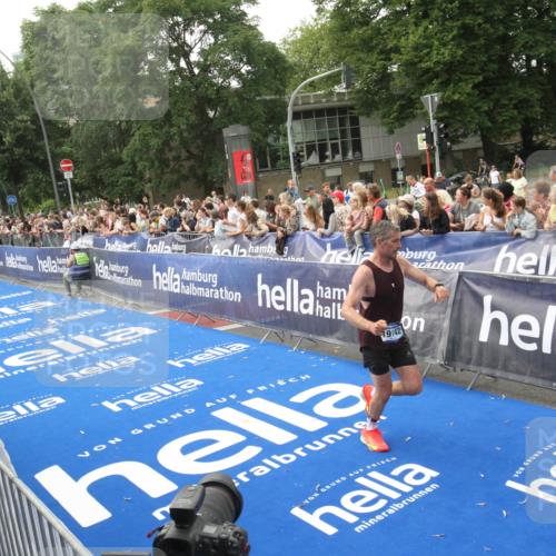 29.06.2025 - hella hamburg halbmarathon Michael Strokosch http://msf.ph/oto/8536749 29.06.2025 10:29:05 Ziel  meine-sportfotos.de