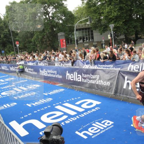 29.06.2025 - hella hamburg halbmarathon Michael Strokosch http://msf.ph/oto/8536751 29.06.2025 10:29:05 Ziel  meine-sportfotos.de