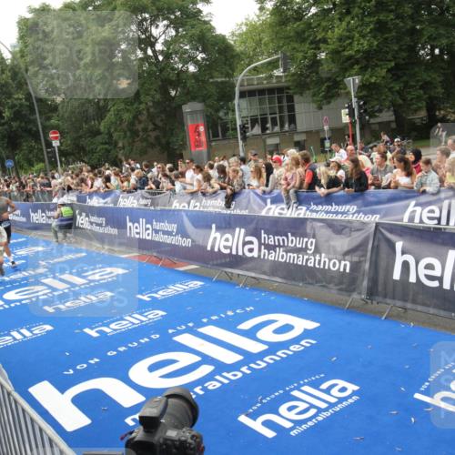 29.06.2025 - hella hamburg halbmarathon Michael Strokosch http://msf.ph/oto/8536753 29.06.2025 10:29:07 Ziel  meine-sportfotos.de