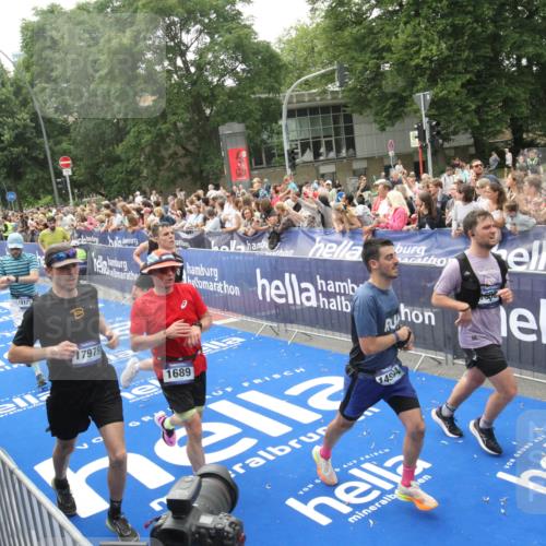 29.06.2025 - hella hamburg halbmarathon Michael Strokosch http://msf.ph/oto/8536754 29.06.2025 10:47:05 Ziel  meine-sportfotos.de