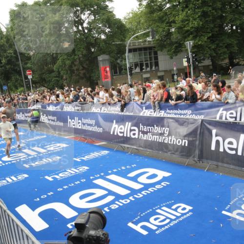 29.06.2025 - hella hamburg halbmarathon Michael Strokosch http://msf.ph/oto/8536756 29.06.2025 10:29:07 Ziel  meine-sportfotos.de