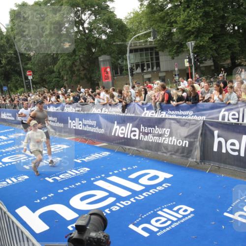 29.06.2025 - hella hamburg halbmarathon Michael Strokosch http://msf.ph/oto/8536760 29.06.2025 10:29:08 Ziel  meine-sportfotos.de
