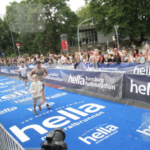 29.06.2025 - hella hamburg halbmarathon Michael Strokosch http://msf.ph/oto/8536762 29.06.2025 10:29:08 Ziel  meine-sportfotos.de