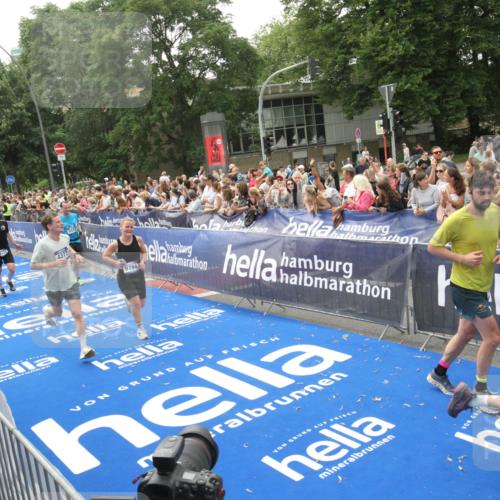 29.06.2025 - hella hamburg halbmarathon Michael Strokosch http://msf.ph/oto/8536769 29.06.2025 10:47:08 Ziel  meine-sportfotos.de