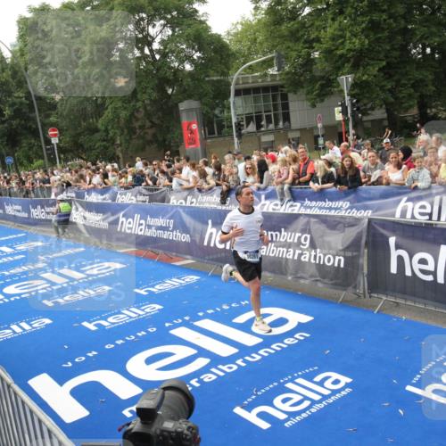 29.06.2025 - hella hamburg halbmarathon Michael Strokosch http://msf.ph/oto/8536770 29.06.2025 10:29:10 Ziel  meine-sportfotos.de