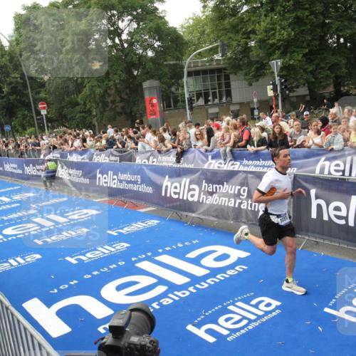 29.06.2025 - hella hamburg halbmarathon Michael Strokosch http://msf.ph/oto/8536772 29.06.2025 10:29:10 Ziel  meine-sportfotos.de