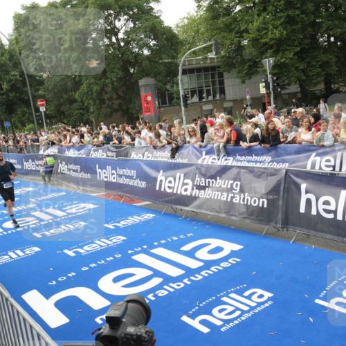 29.06.2025 - hella hamburg halbmarathon Michael Strokosch http://msf.ph/oto/8536778 29.06.2025 10:29:11 Ziel  meine-sportfotos.de