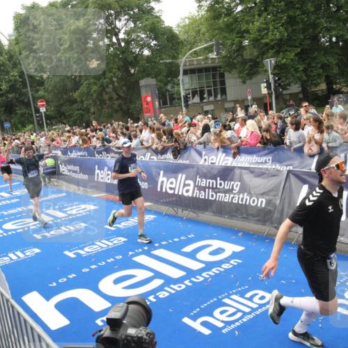 29.06.2025 - hella hamburg halbmarathon Michael Strokosch http://msf.ph/oto/8536779 29.06.2025 10:47:12 Ziel  meine-sportfotos.de