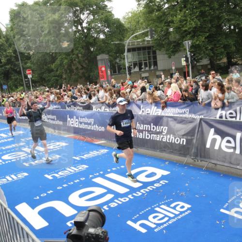 29.06.2025 - hella hamburg halbmarathon Michael Strokosch http://msf.ph/oto/8536780 29.06.2025 10:47:12 Ziel  meine-sportfotos.de