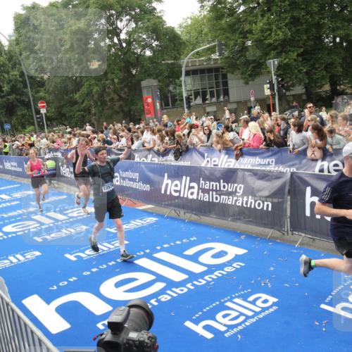 29.06.2025 - hella hamburg halbmarathon Michael Strokosch http://msf.ph/oto/8536784 29.06.2025 10:47:13 Ziel  meine-sportfotos.de