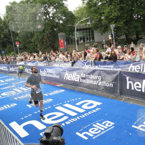 29.06.2025 - hella hamburg halbmarathon Michael Strokosch http://msf.ph/oto/8536785 29.06.2025 10:29:12 Ziel  meine-sportfotos.de