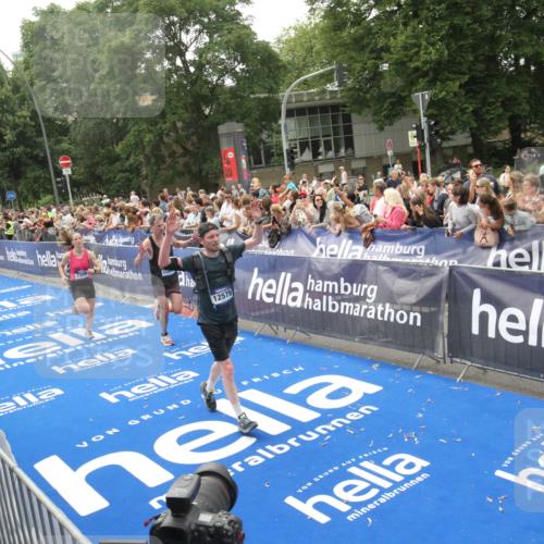 29.06.2025 - hella hamburg halbmarathon Michael Strokosch http://msf.ph/oto/8536786 29.06.2025 10:47:13 Ziel  meine-sportfotos.de