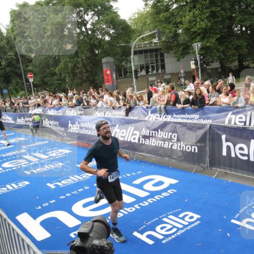 29.06.2025 - hella hamburg halbmarathon Michael Strokosch http://msf.ph/oto/8536787 29.06.2025 10:29:13 Ziel  meine-sportfotos.de