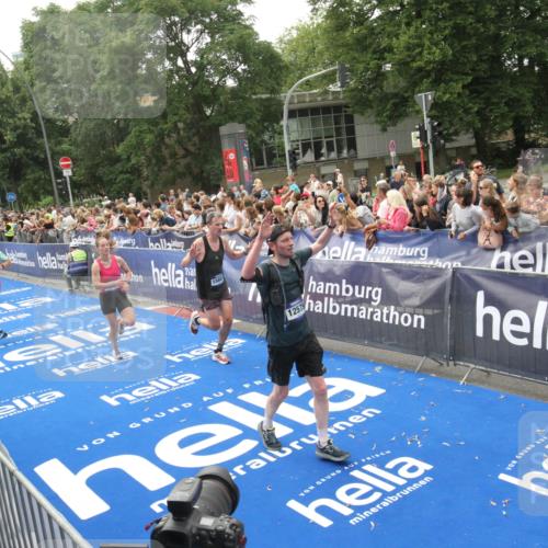 29.06.2025 - hella hamburg halbmarathon Michael Strokosch http://msf.ph/oto/8536788 29.06.2025 10:47:13 Ziel  meine-sportfotos.de