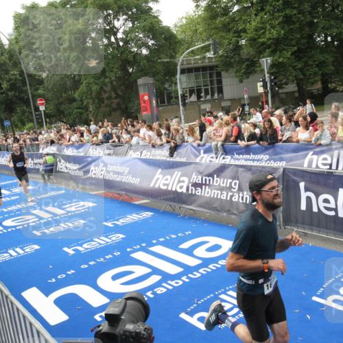 29.06.2025 - hella hamburg halbmarathon Michael Strokosch http://msf.ph/oto/8536789 29.06.2025 10:29:13 Ziel  meine-sportfotos.de