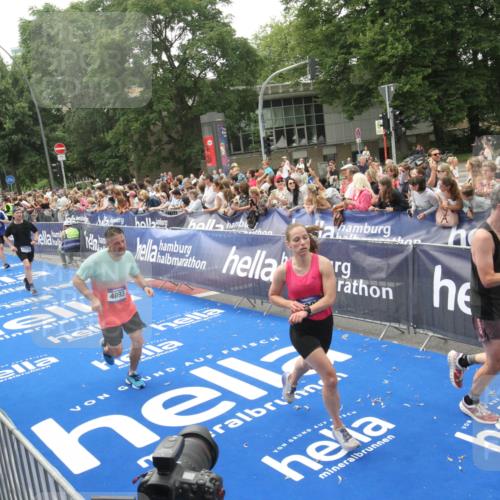29.06.2025 - hella hamburg halbmarathon Michael Strokosch http://msf.ph/oto/8536790 29.06.2025 10:47:15 Ziel  meine-sportfotos.de