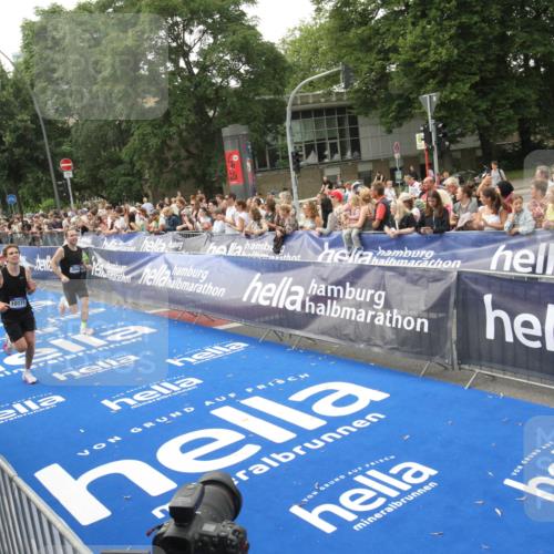 29.06.2025 - hella hamburg halbmarathon Michael Strokosch http://msf.ph/oto/8536791 29.06.2025 10:29:13 Ziel  meine-sportfotos.de