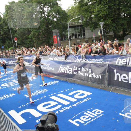 29.06.2025 - hella hamburg halbmarathon Michael Strokosch http://msf.ph/oto/8536793 29.06.2025 10:29:14 Ziel  meine-sportfotos.de