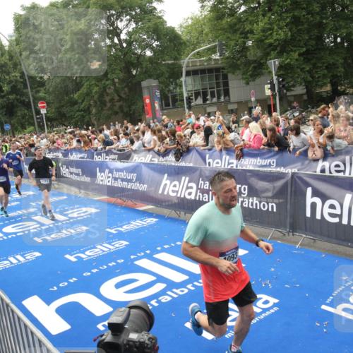 29.06.2025 - hella hamburg halbmarathon Michael Strokosch http://msf.ph/oto/8536794 29.06.2025 10:47:15 Ziel  meine-sportfotos.de