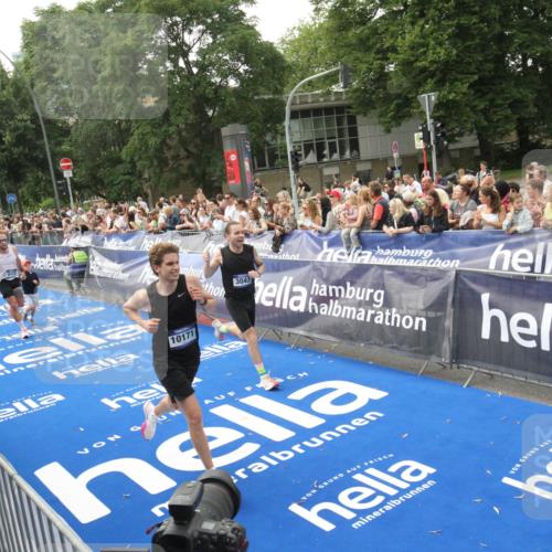 29.06.2025 - hella hamburg halbmarathon Michael Strokosch http://msf.ph/oto/8536795 29.06.2025 10:29:14 Ziel  meine-sportfotos.de