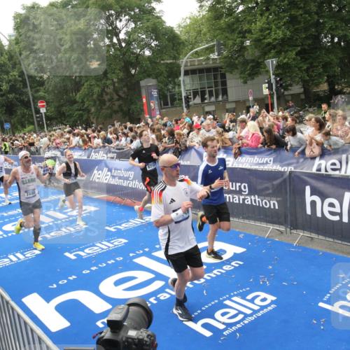 29.06.2025 - hella hamburg halbmarathon Michael Strokosch http://msf.ph/oto/8536799 29.06.2025 10:47:18 Ziel  meine-sportfotos.de