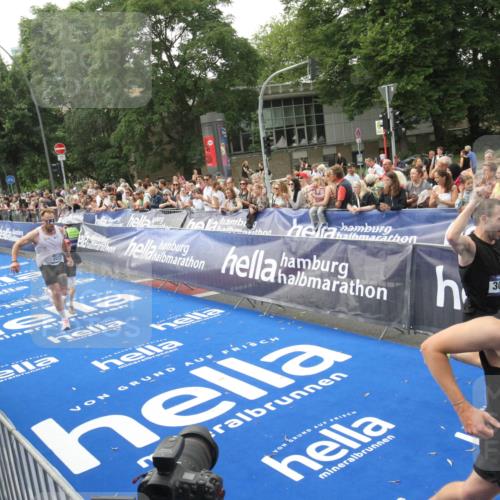 29.06.2025 - hella hamburg halbmarathon Michael Strokosch http://msf.ph/oto/8536800 29.06.2025 10:29:15 Ziel  meine-sportfotos.de